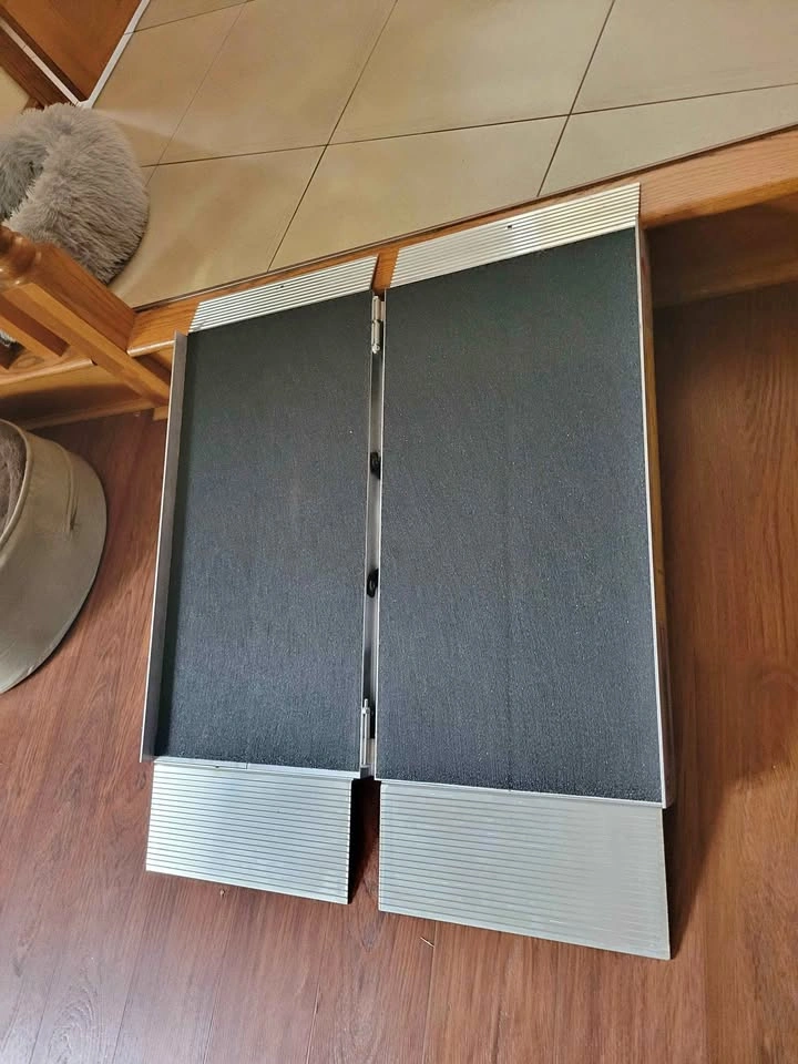 EZ-ACCESS SUITCASE Singlefold Advantage Series 4' Ramp (AS4)