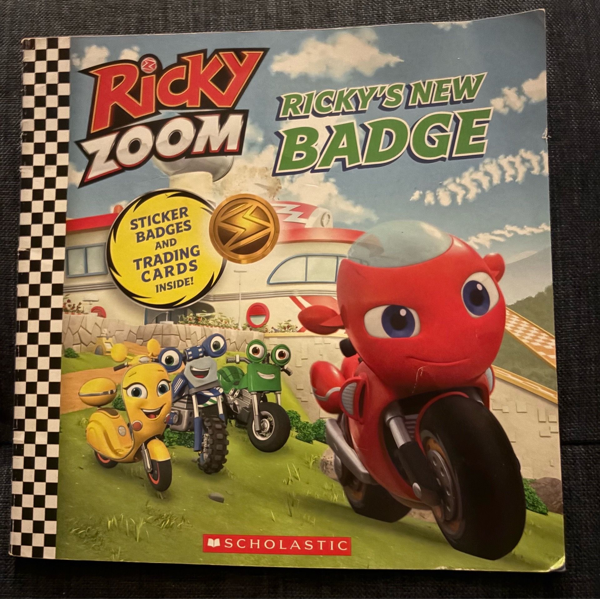 Zoom Speed & Stunt Playset - Complete with Bike & Badge - photo 3