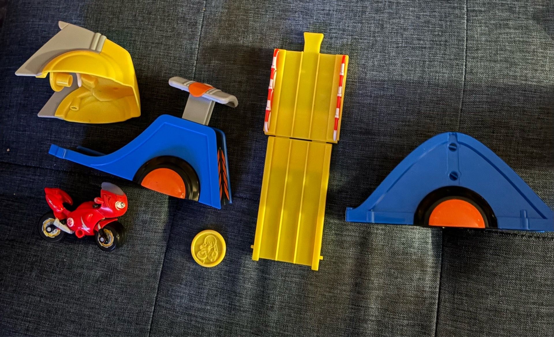 Zoom Speed & Stunt Playset - Complete with Bike & Badge - photo 5
