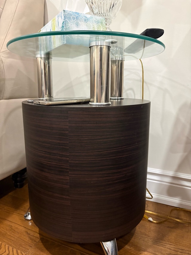 Savon 17.72" Modern Round Glass Top End Table with Shelf