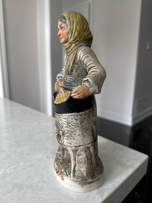Vintage Capodimonte ceramic figurine. Hand painted. 3D stamped. - photo 2