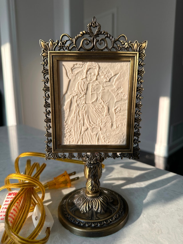 Vintage porcelain lithophane accent lamp