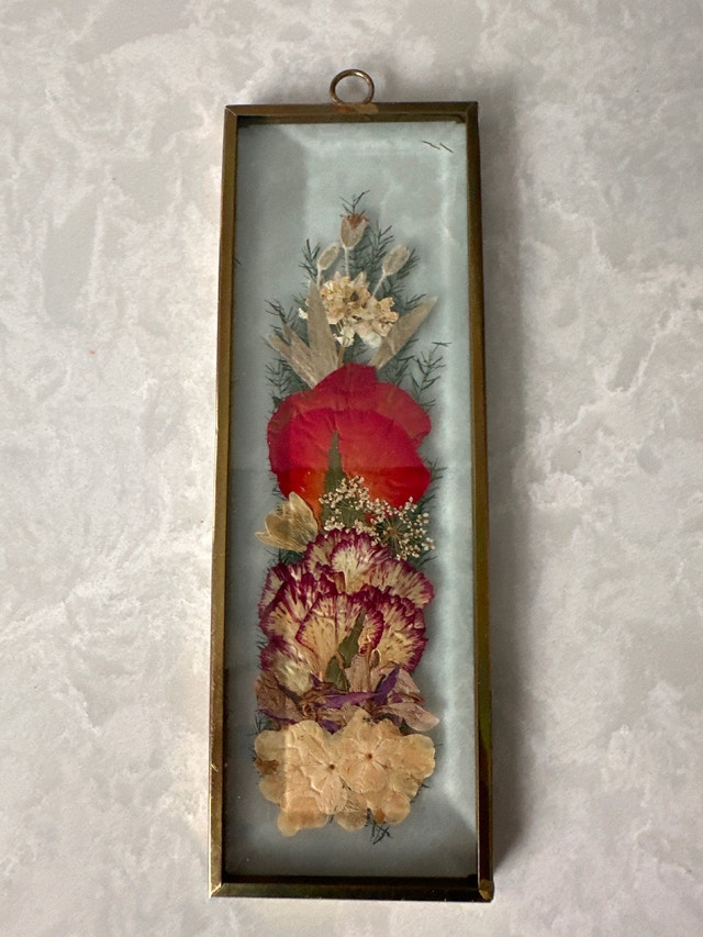 VTG brass-trimmed glass frame displaying pressed dried flowers - photo 2