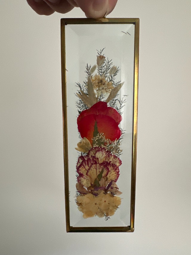 VTG brass-trimmed glass frame displaying pressed dried flowers - photo 3