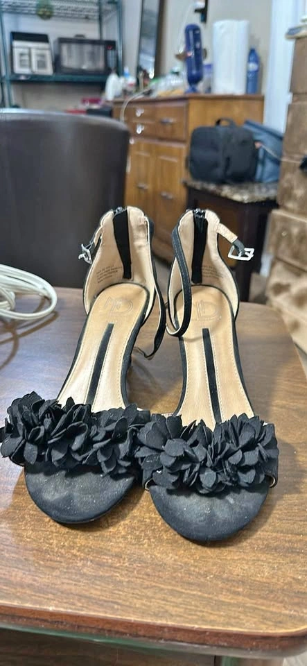 New Directions Galla Black Floral Heels