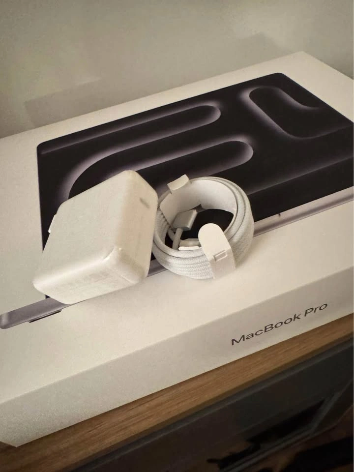 MacBook Pro Charger - photo 3