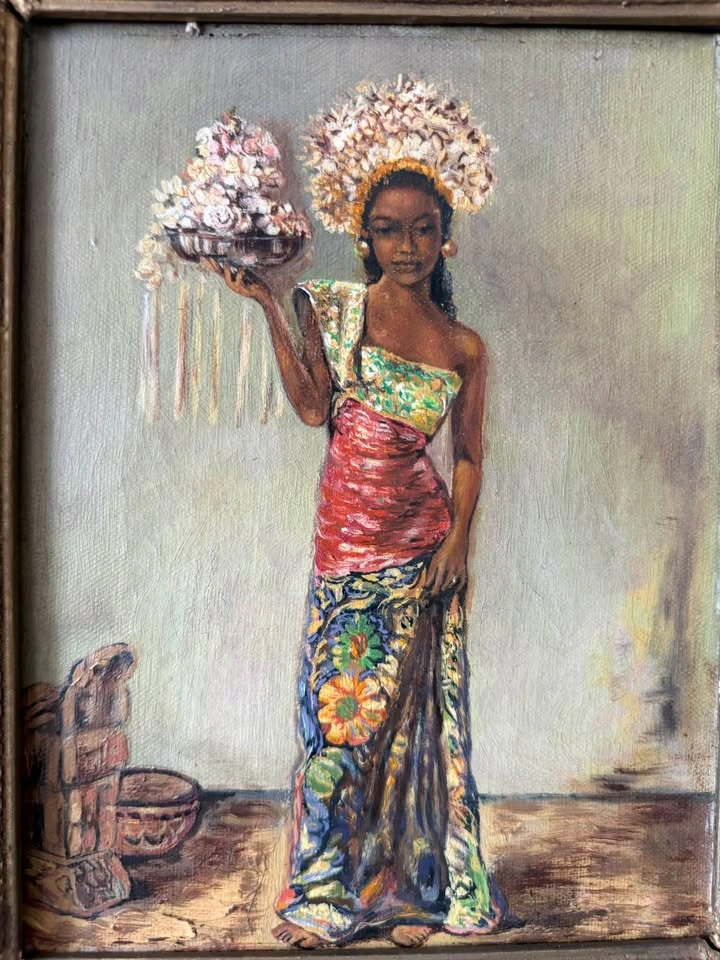 Vintage Oil Painting: Balinese Temple Dancer in Gilt Frame - photo 2