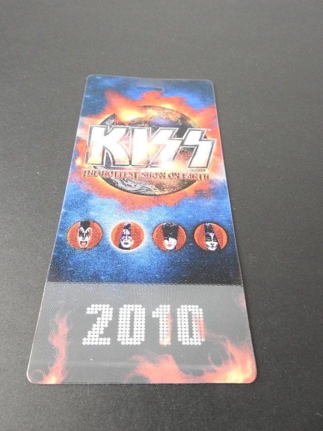 KISS 2010 Hologram Concert Merchandise - photo 3