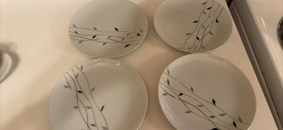 Noritake Golden Weeds China Set - Teapot, Gravy Boat, and 4 Plat - photo 4