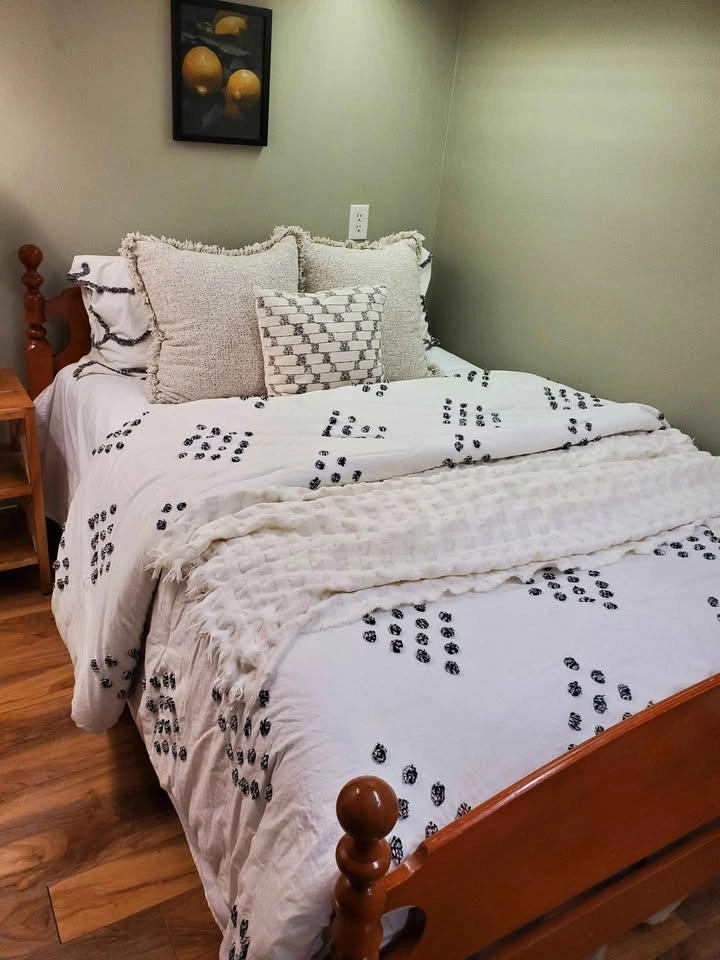 Full Size Wooden Spindle Bed Ideal for Students - photo 2