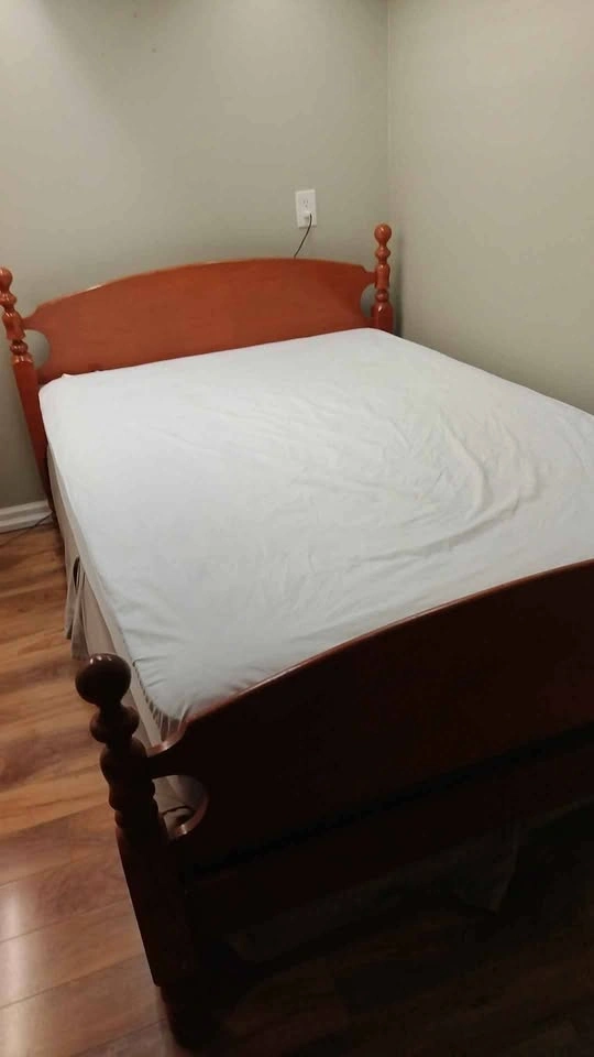 Full Size Wooden Spindle Bed Ideal for Students - photo 4