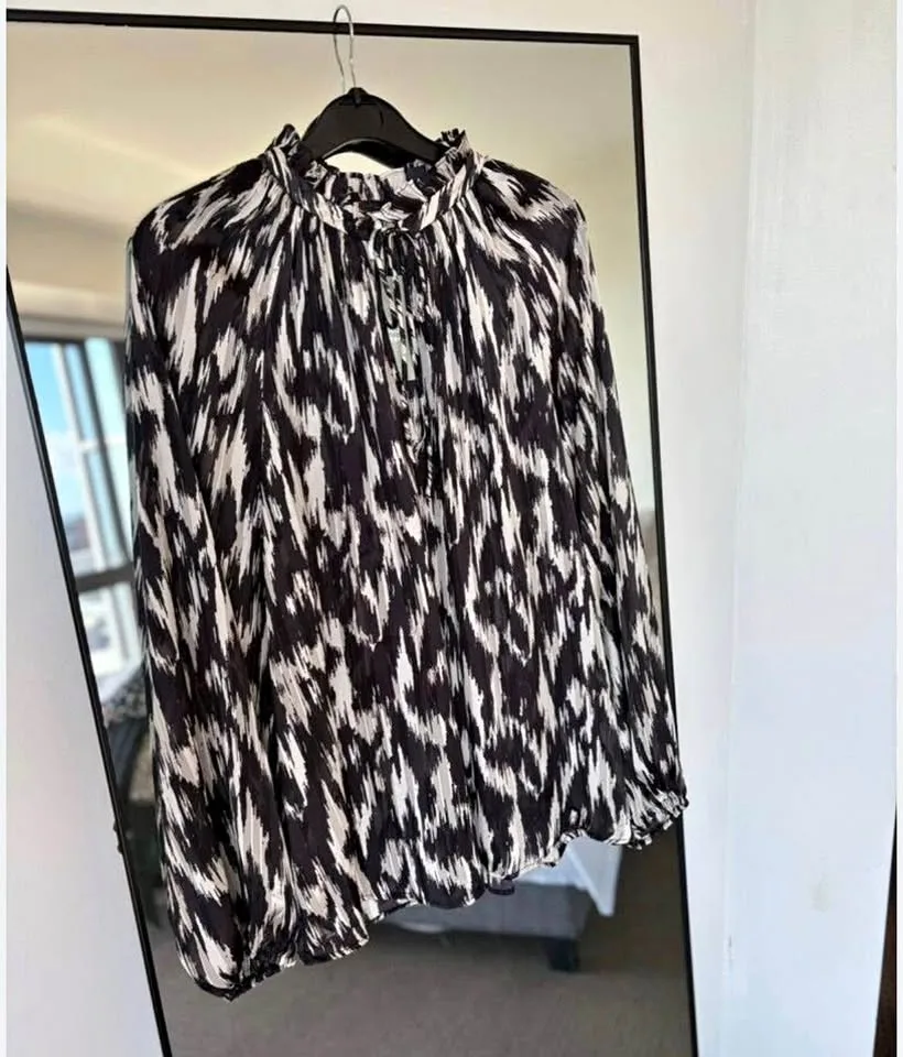 H&M sheer ruffled Vneck blouse Medium thumbnail