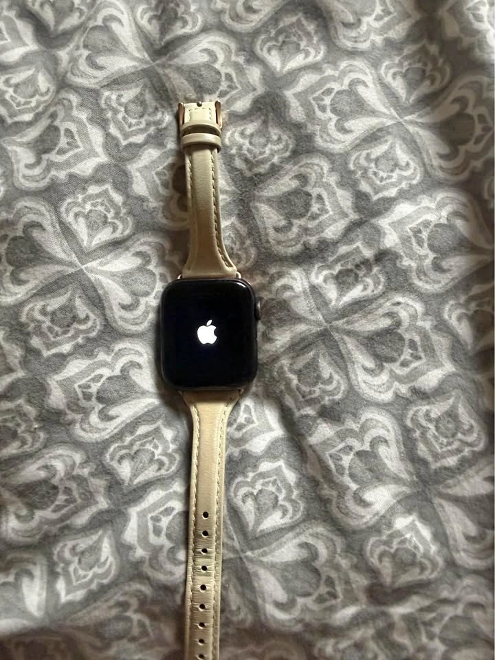 Apple Watch SE 44mm – Black Aluminum – GPS + LTE (1st Gen)