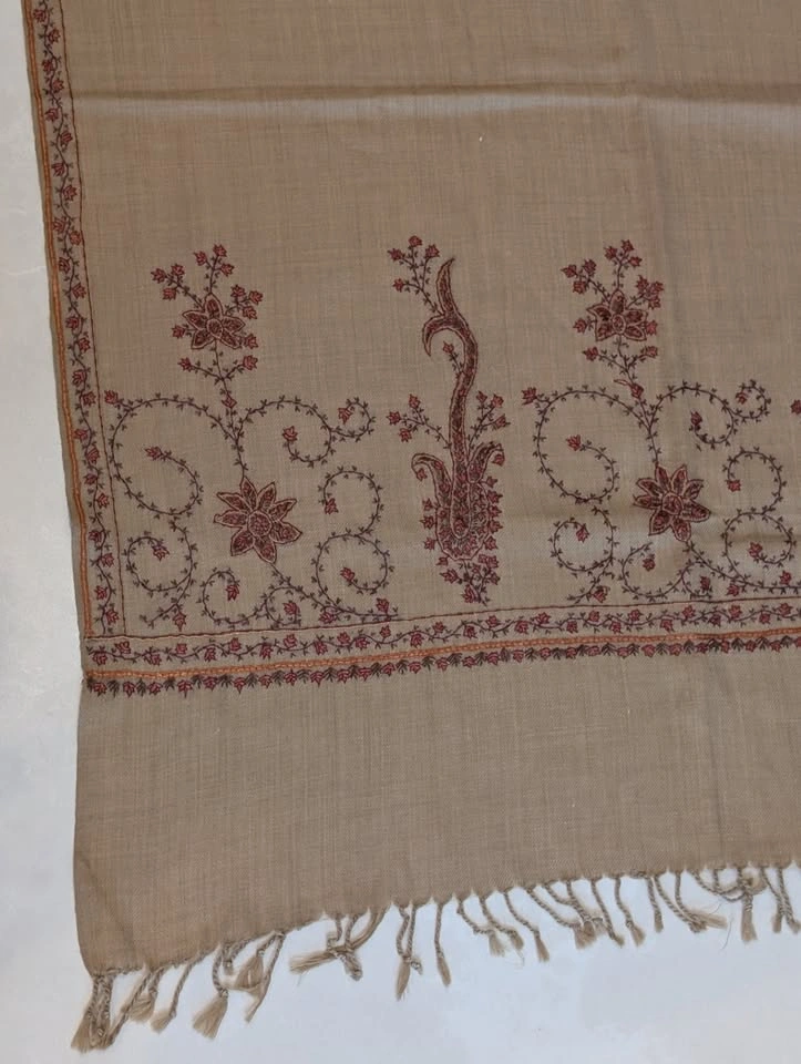 Kashmiri Hand-Embroidered Wool Dupatta/ Shawl 82 x 30 inches - photo 2
