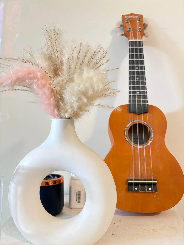 Ukulele, Ceramic Vase & Faux Pampas Grass - photo 2