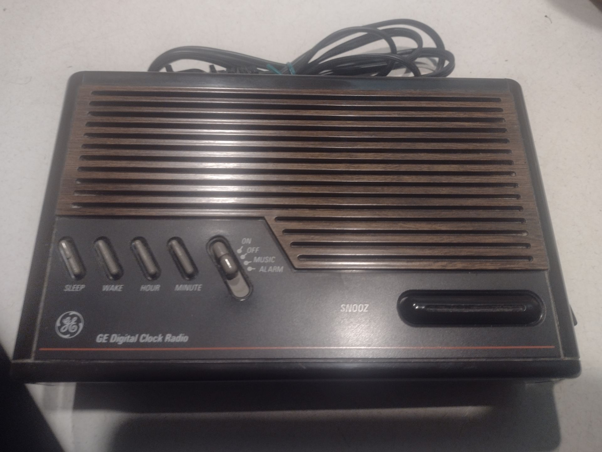 GE AM/FM Alarm Clock Radio - photo 2