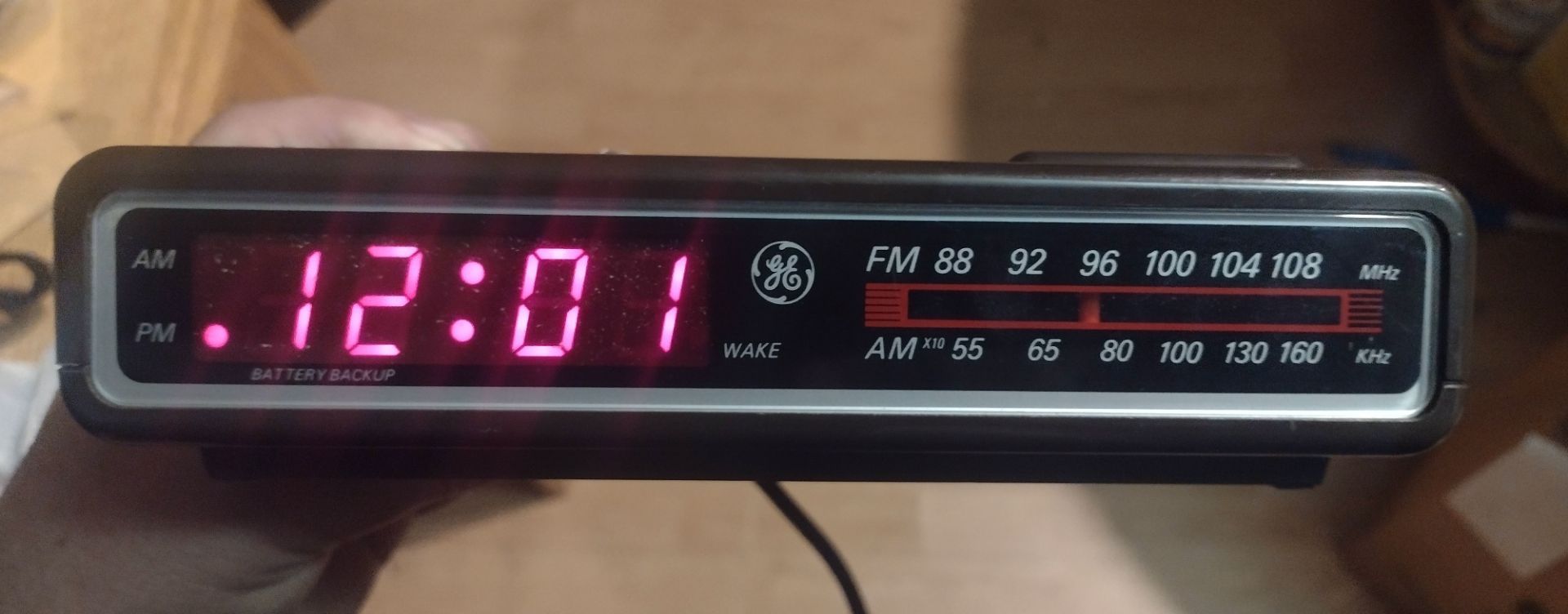 GE AM/FM Alarm Clock Radio - photo 4