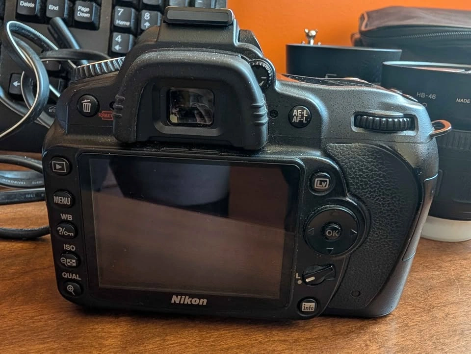 Nikon D90 body with 18-55 mm lens and 35 mm lens - photo 2