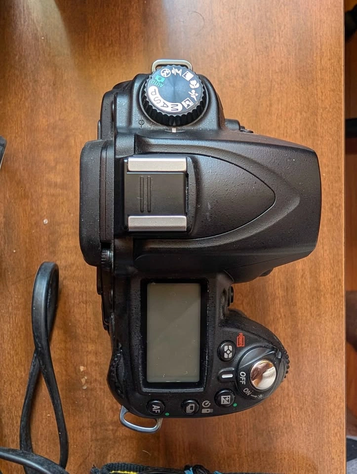 Nikon D90 body with 18-55 mm lens and 35 mm lens - photo 3