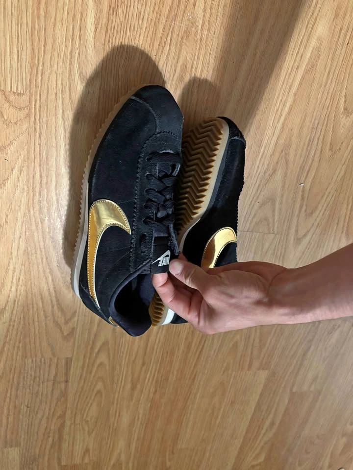 Nike Classic Cortez SE Black Suede Metallic Gold Size 7 US