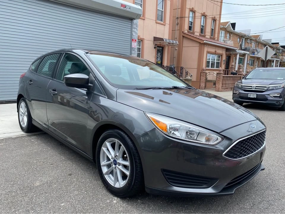 2018 Ford Focus SE Hatchback 4D - photo 2