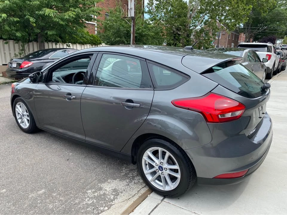 2018 Ford Focus SE Hatchback 4D - photo 4