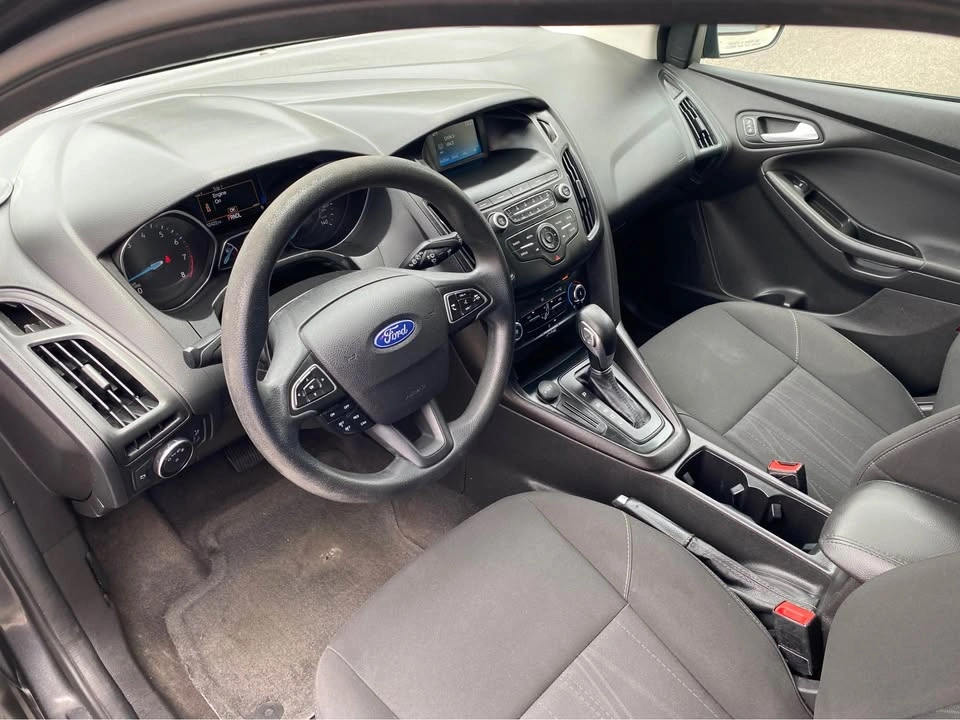 2018 Ford Focus SE Hatchback 4D - photo 5
