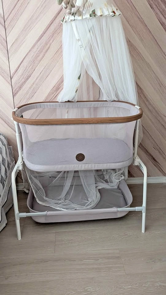 Brand New condition: Maxi-Cosi Iora Bassinet with 3 bedsheets