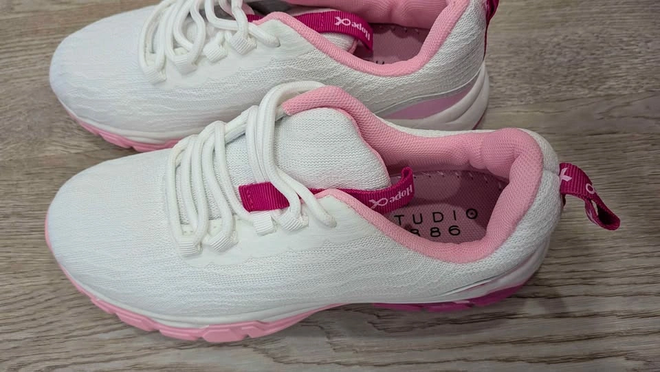 Brand New: size 6 Breast cancer awareness Sneakers - photo 3