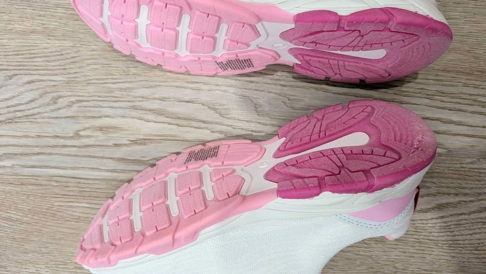 Brand New: size 6 Breast cancer awareness Sneakers - photo 4