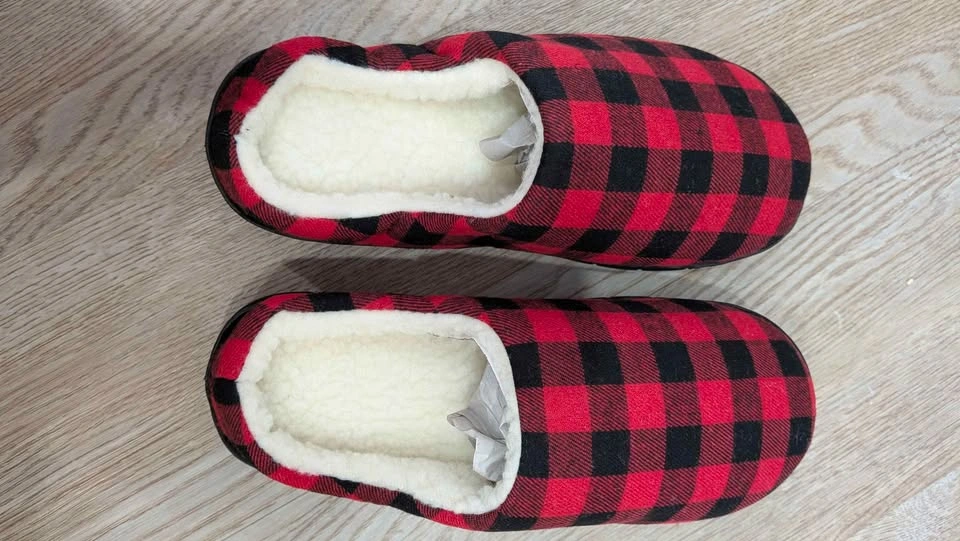 Brand New: Red/Black Plaid Winter Slippers Size S (5-6) - photo 2