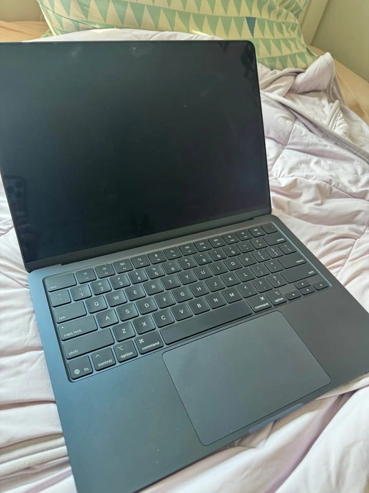 2025 MacBook Air 13-inch M4 CHIP | Midnight | 16GB RAM | 512GB S - photo 4
