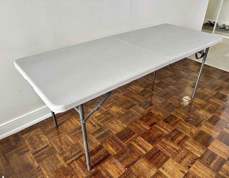 Long foldable table