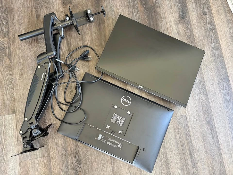2× Dell UltraSharp U2415 24” IPS Monitors + Dual Monitor Arm