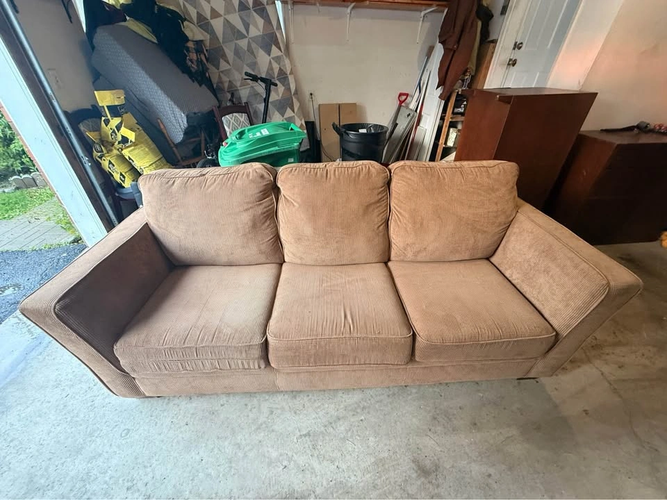 Free 3 seater sofa - photo 2