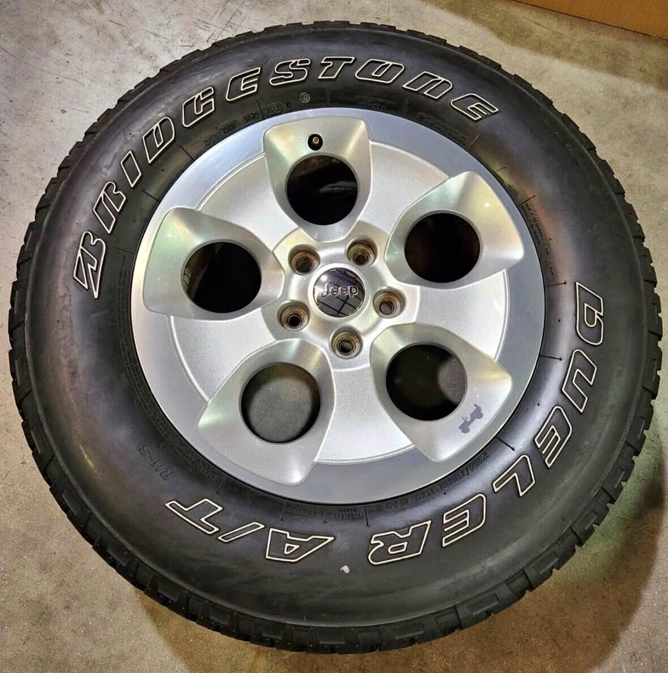 2017 Jeep Rim and Bridgestone Dueler A/T 255/70R18 Tire