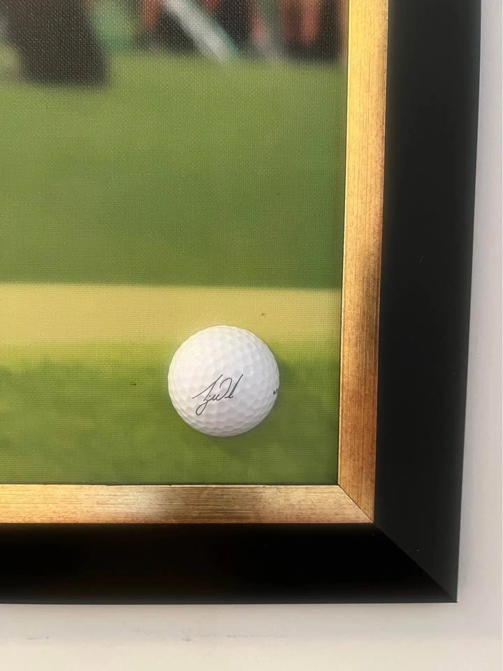 Tiger Woods Masters Celebration Framed Picture with replica Sign - photo 2