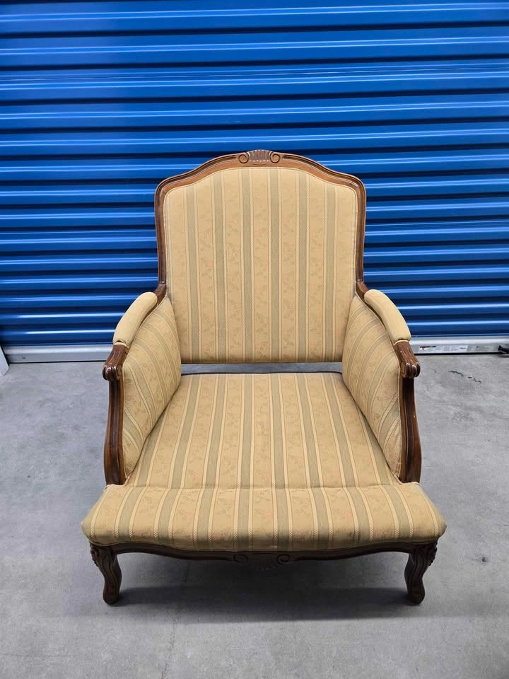 French Provincial Armchair with Pillow - photo 4