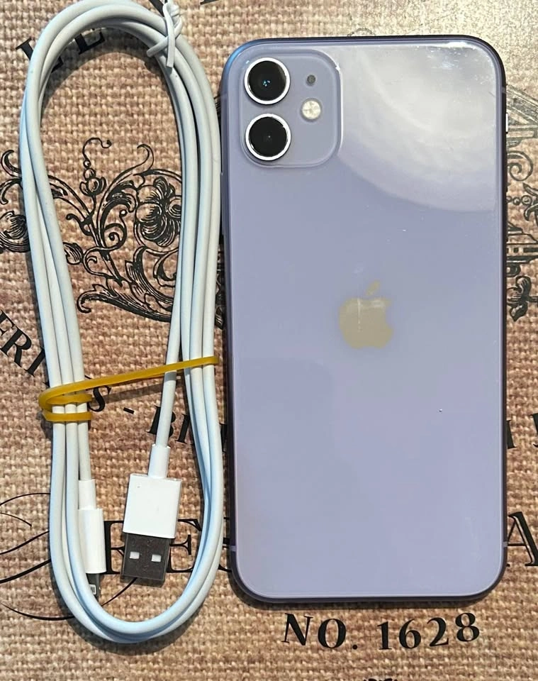 (100%) iPhone 11 64GB - Excellent Condition + Accessories