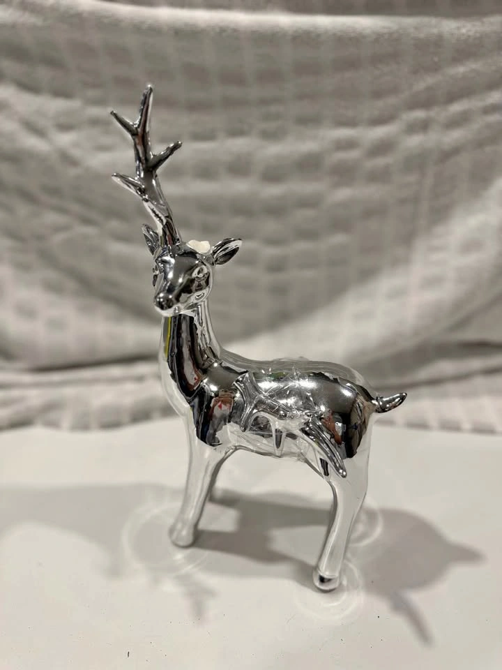 Kitchen Stuff Plus Silver Reindeer Christmas Décor – Repairable