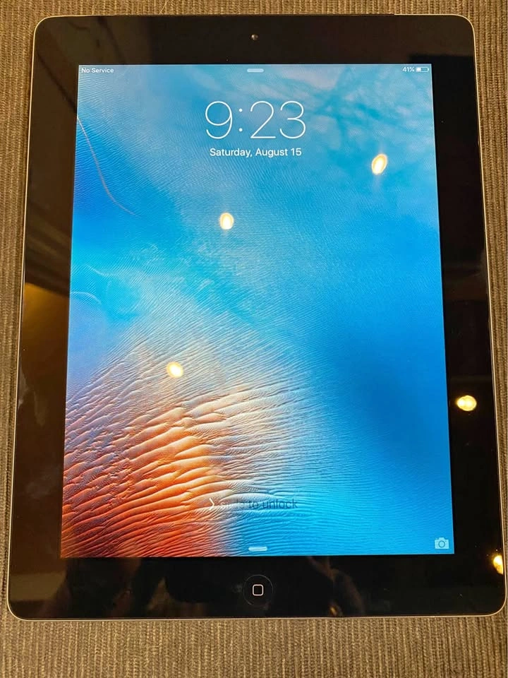 iPad 2 (WiFi + Cellular, Verizon) / 32GB w/Charger