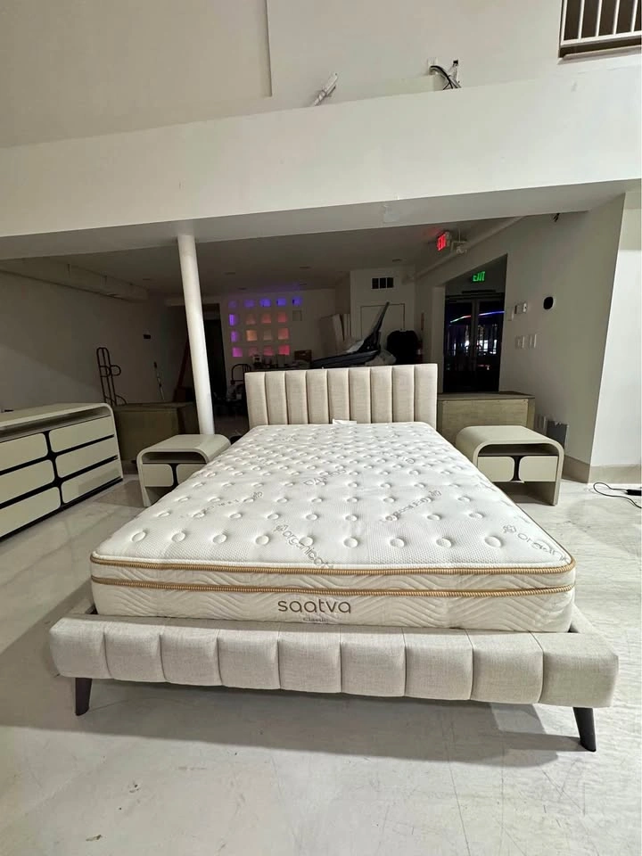 Saatva Classic Luxury Firm Queen Mattress, Like New