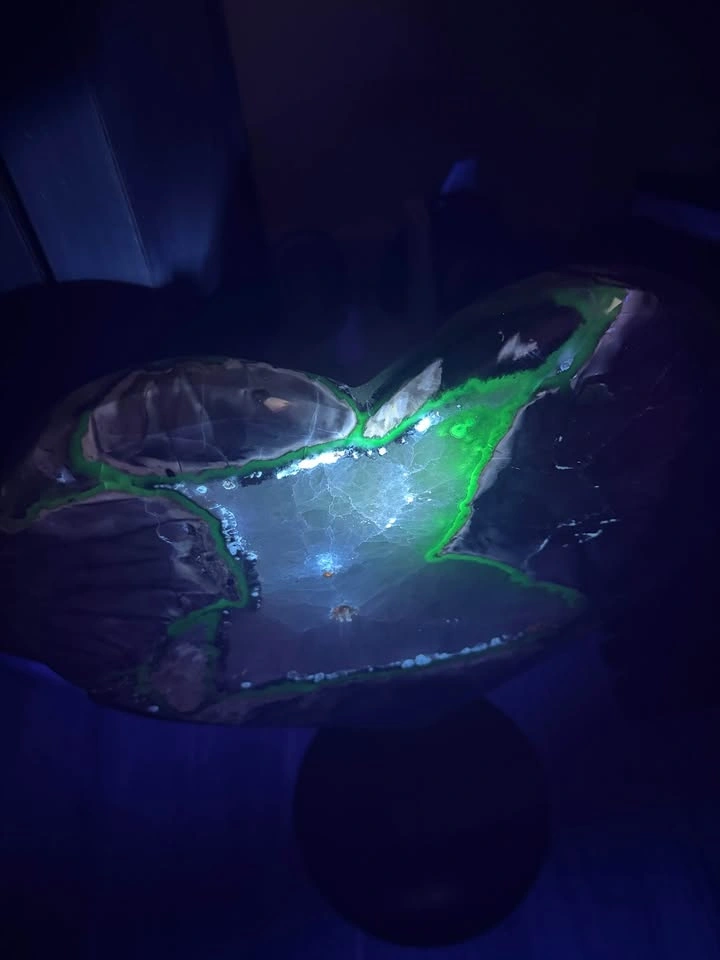 Huge UV Reactive Volcano Agate Heart – 11 lbs 2 oz – With Stand - photo 2