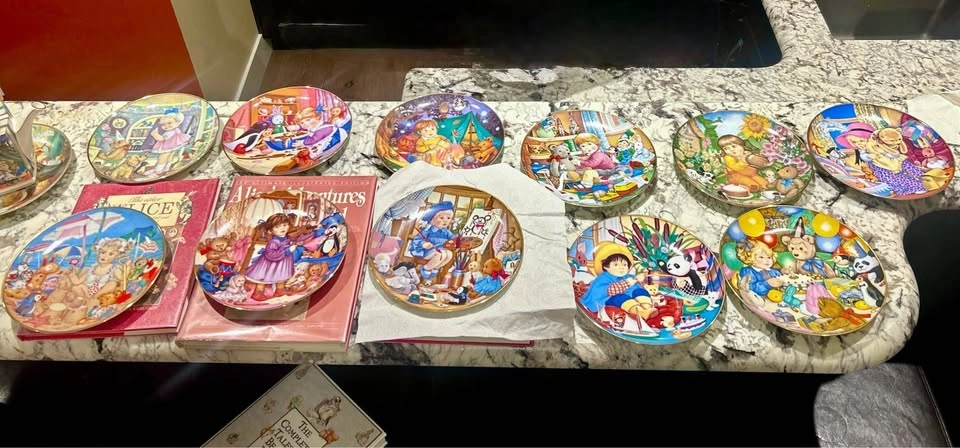 Franklin Mint Carol Lawson Collector Plates Set of 11 - photo 2