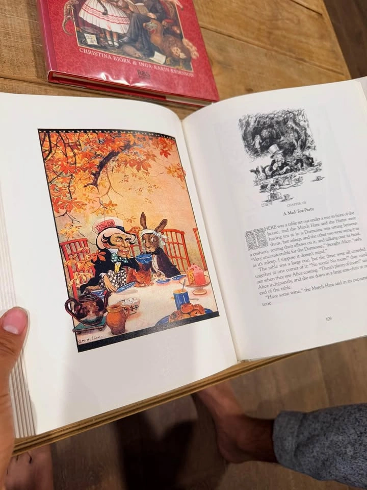 Alice in Wonderland Book Collection - Annotated and Illustrated - photo 2