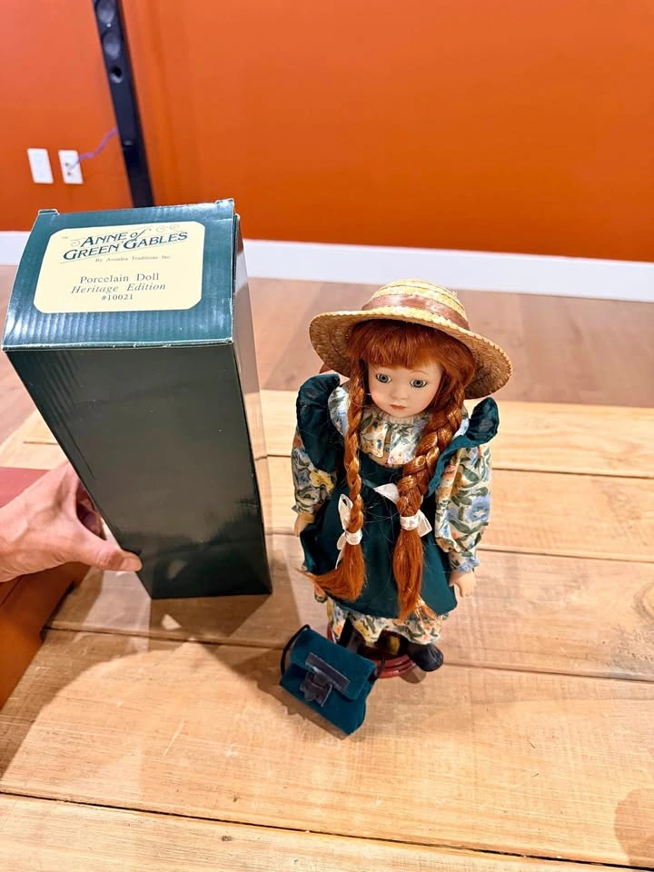Avonlea Traditions Anne of Green Gables Heritage Edition Porcela