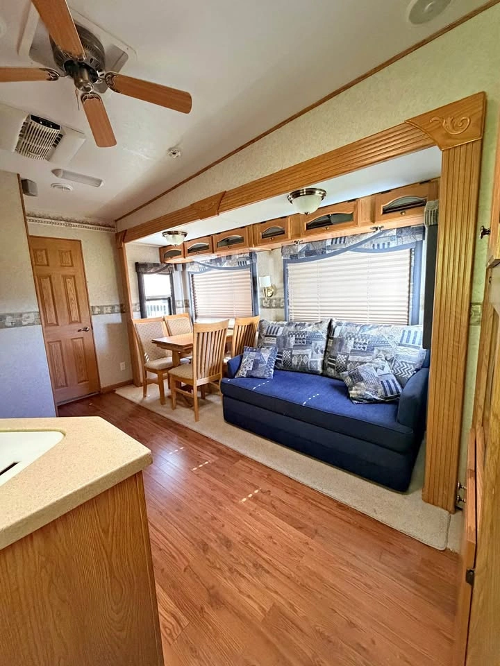 2007 Glendale Titanium 31E36 TBR – Family Bunkhouse!