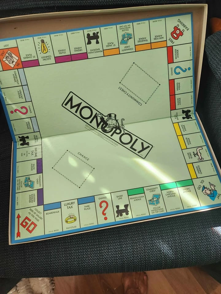 FOR SALE: Vintage 1985 Parker Brothers Monopoly - photo 4