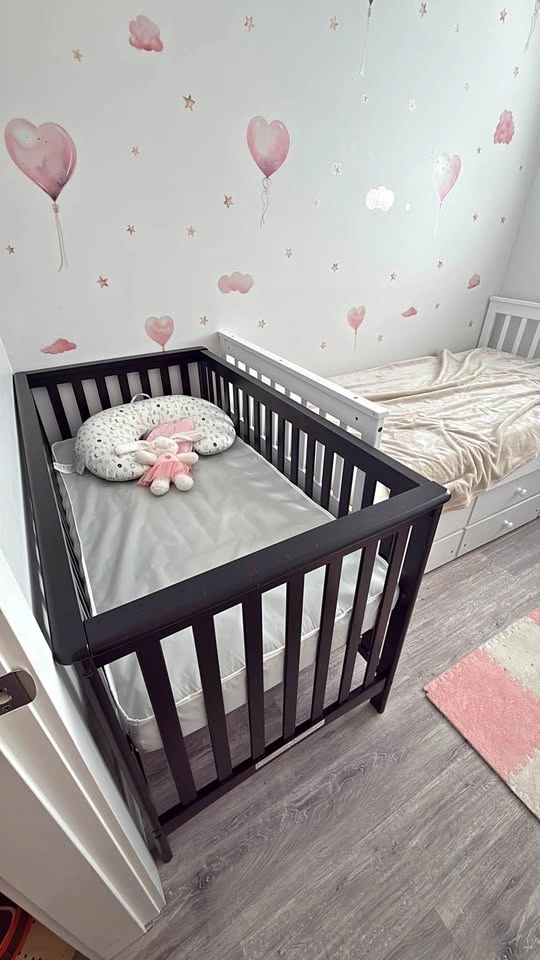 Convertible Baby Crib + Mattress Included – Excellent Condition