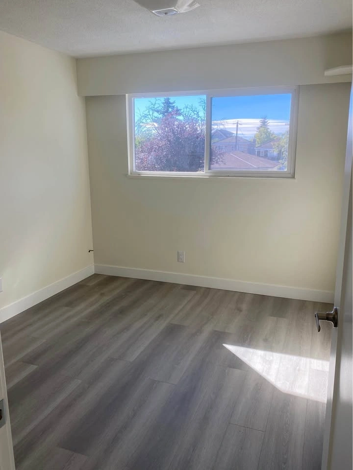Newly Renovated 2BR Upstairs Private Suite - photo 5